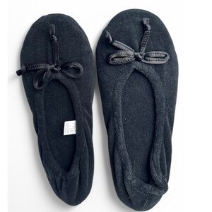 Isotoner Signature Womens Black Slip On Bow Ballet  Slippers Size 6.5-7.5